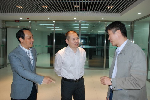 张拥军处长在参观校新数据中心